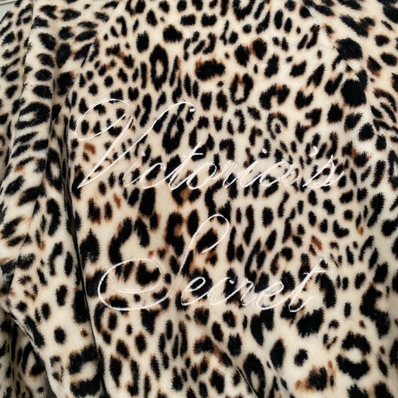 Victoria's Secret Leopard Print Robe - Picture 3 of 4